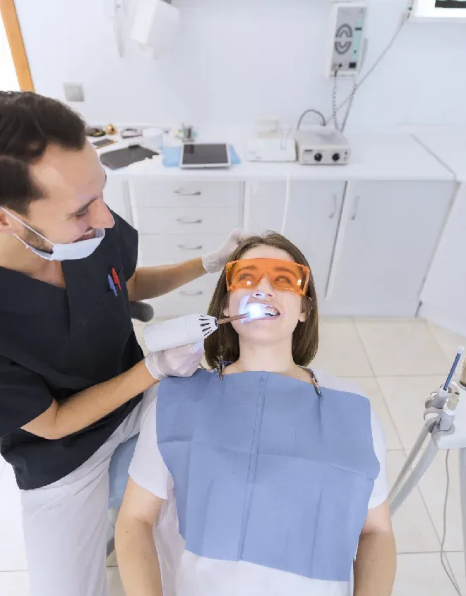 Teeth whitening vs Porcelain Veneers: Key Differences